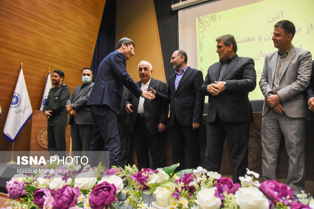 آیین تجلیل از صنعتگران و معدنکاران نمونه سمنان